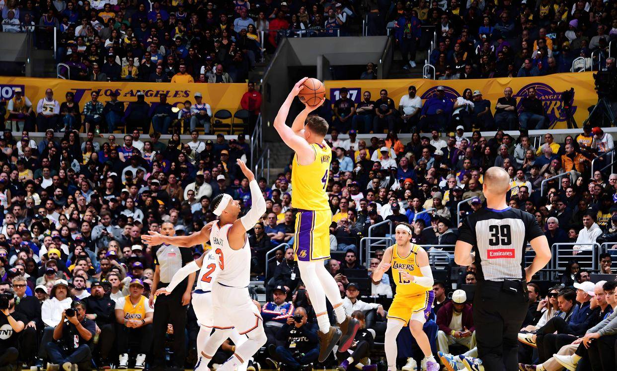 包含冲刺阶段体能课后,洛杉矶湖人官宣签约备战全明星赛,悬念犹存,训练强度明显提升的词条Jiuyou Sports