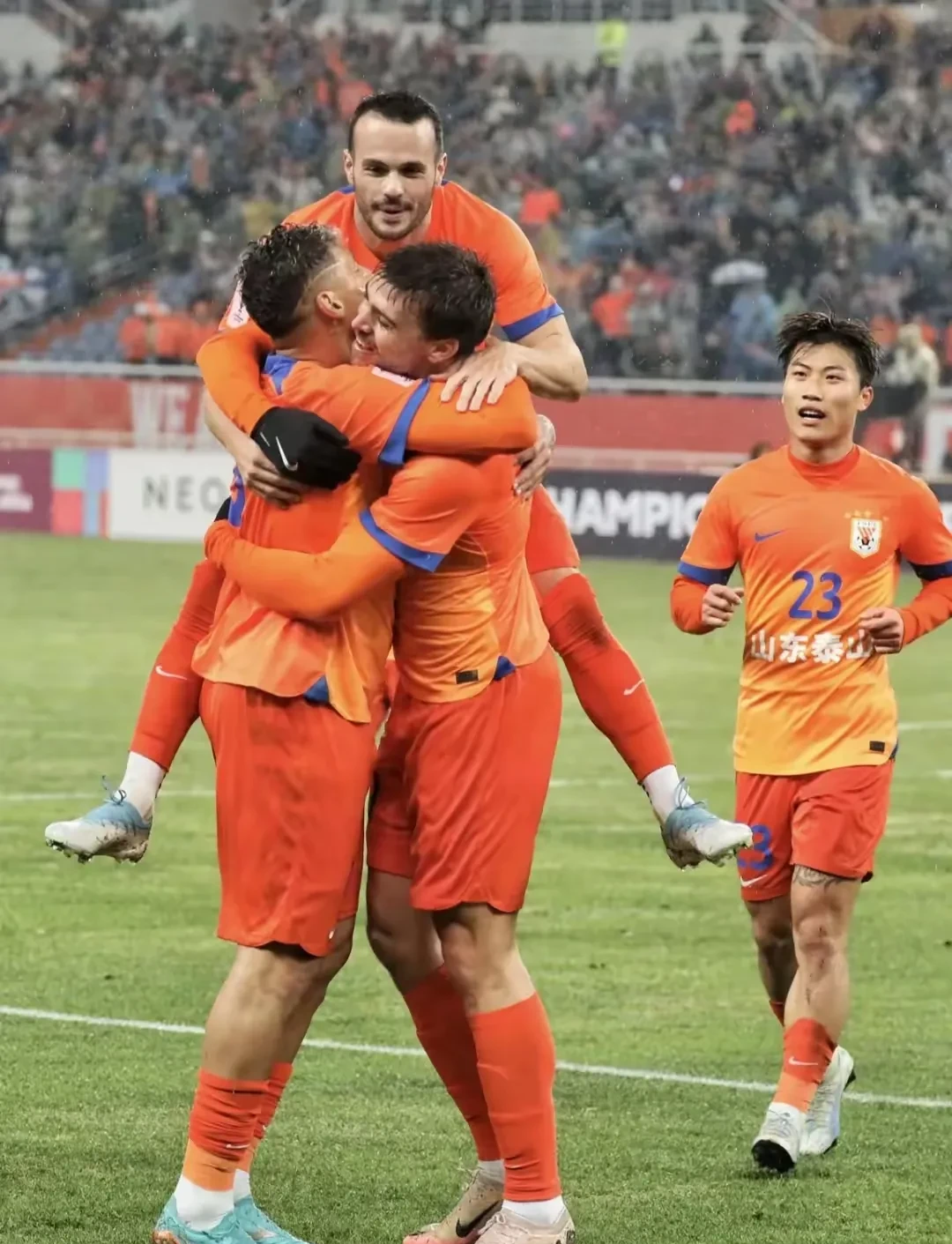 包含山东泰山发布备战花絮，今晨回应争议，西甲任务艰巨，训练强度明显提升的词条Jiuyou Sports